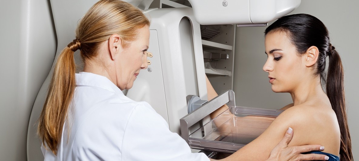 Ärztin hilft Patientin bei Mammographie Ärztin hilft Patientin bei Mammographie